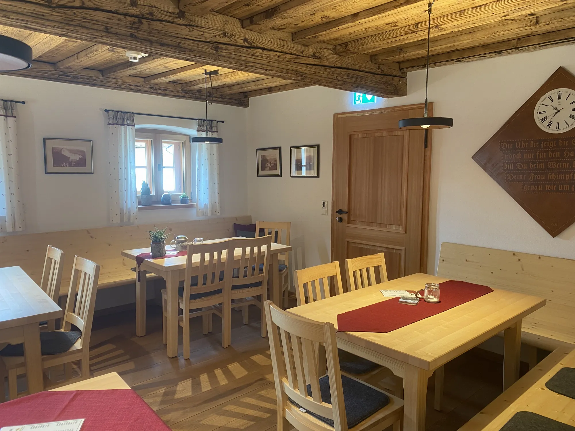 Stüberl mit Holzvertäfelung